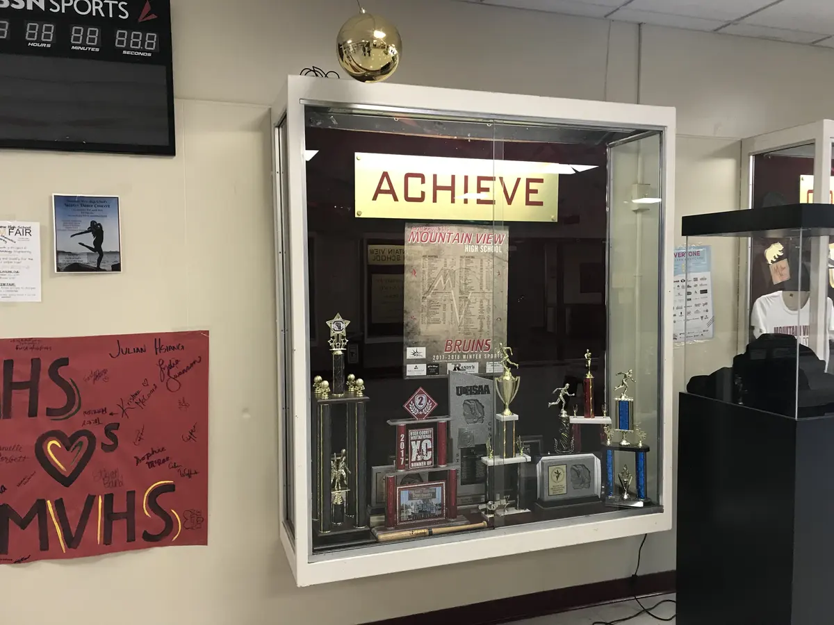 Mountain View High School 学生成果与奖杯展示柜