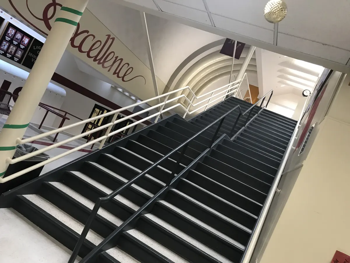 Mountain View High School 主大厅楼梯与校园文化标语
