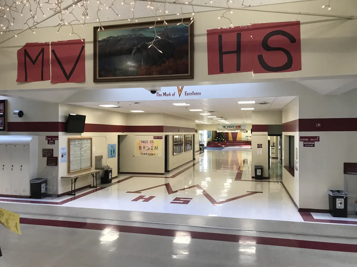 Mountain View High School 主大厅与校园文化标识