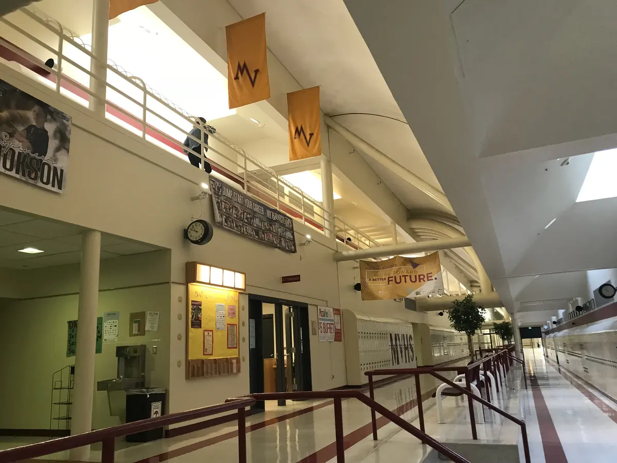 Mountain View High School 教学楼公共大厅