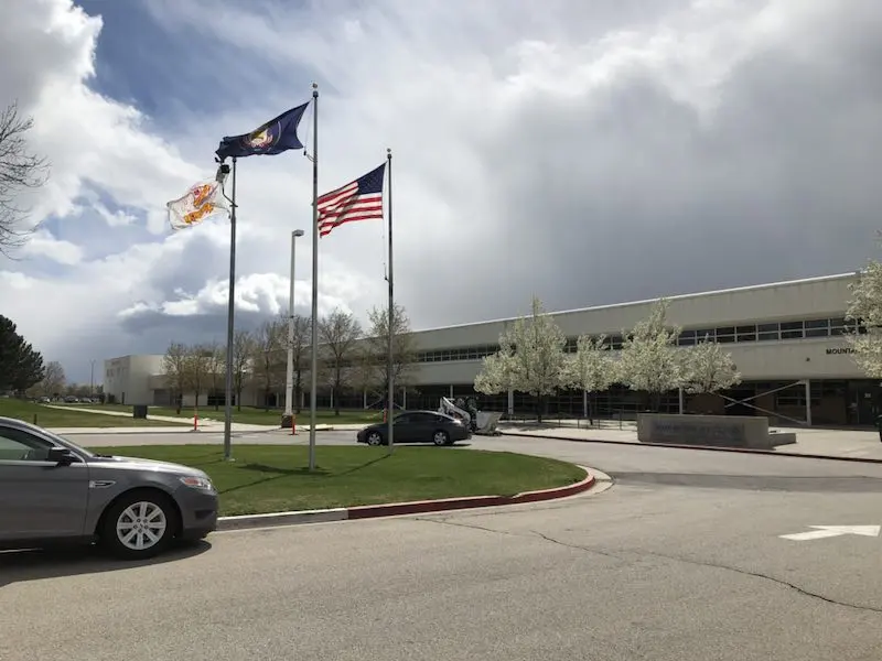 Mountain View High School教学楼与校园入口