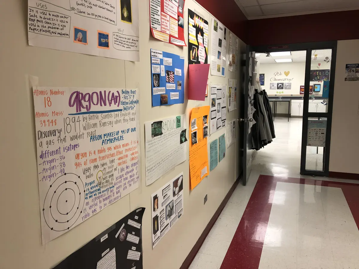Mountain View High School走廊与学生作品展示墙