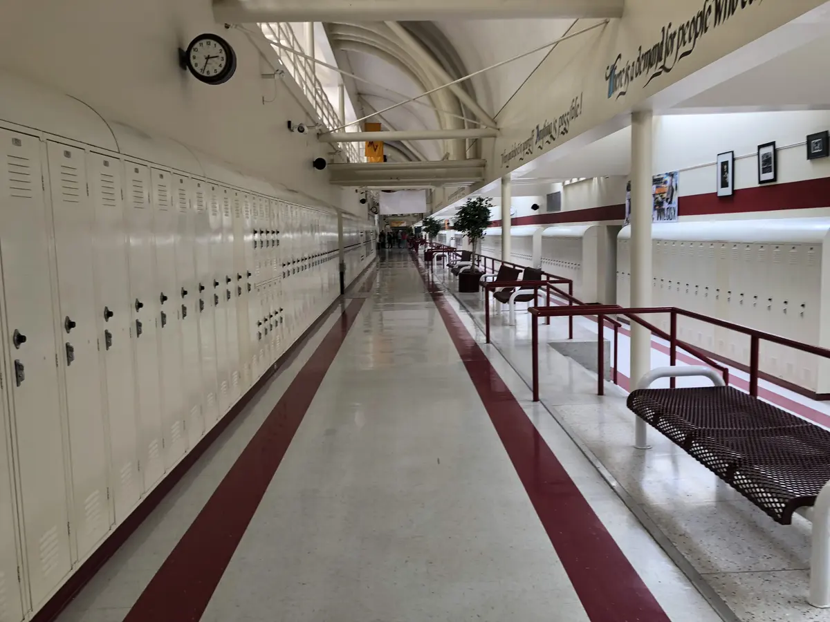 Mountain View High School储物柜走廊
