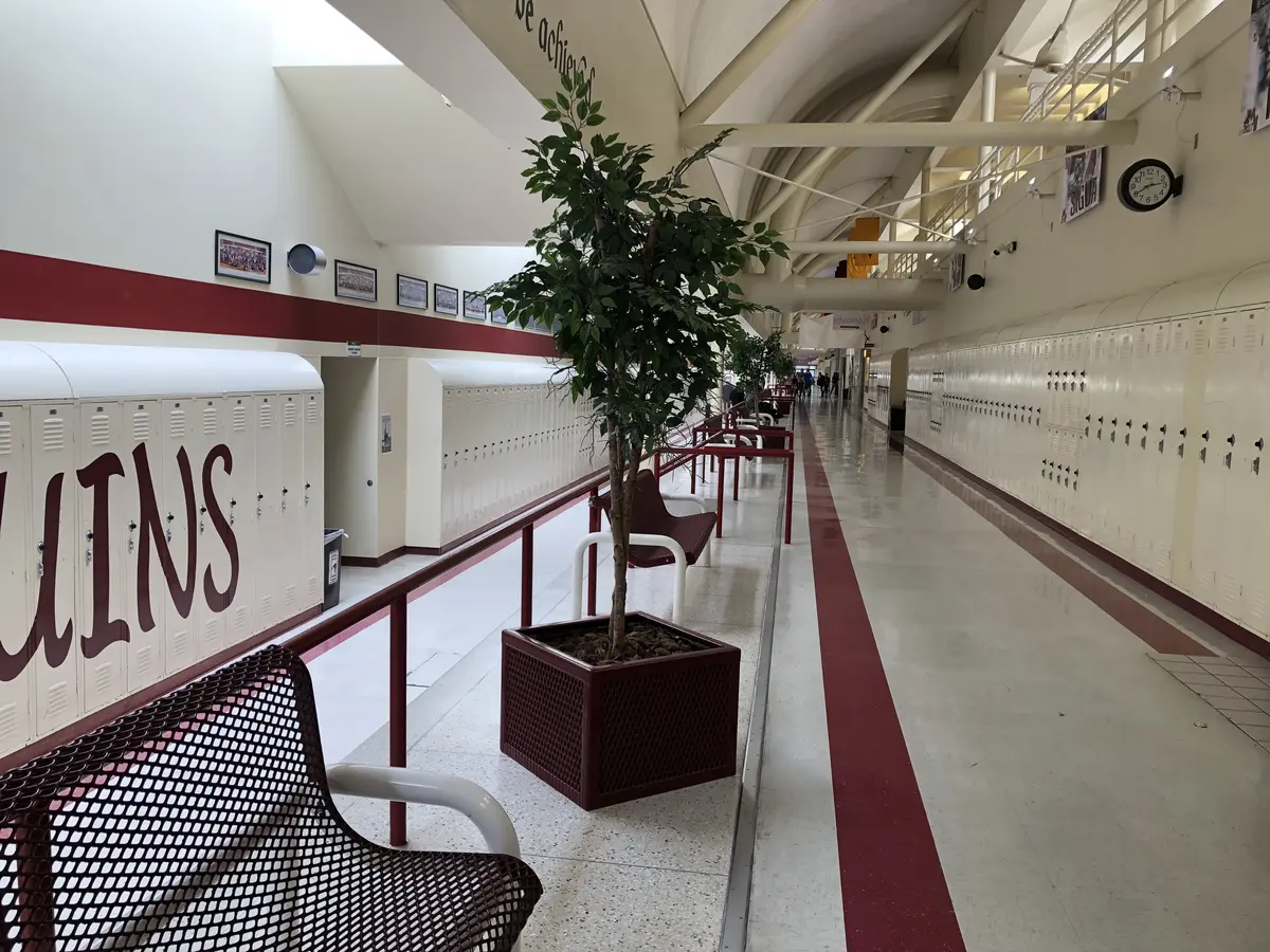 Mountain View High School 校内走廊、储物柜与公共休息区