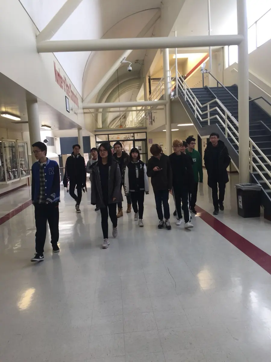 学生与项目人员在 Mountain View High School 校内参观