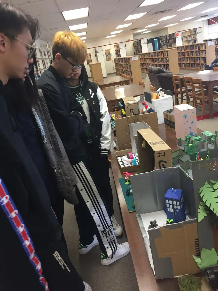 学生参观 Mountain View High School 的课程项目或作品展示