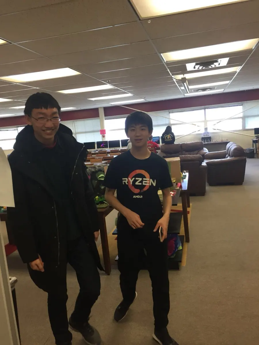 项目人员陪同学生参观 Mountain View High School 校园