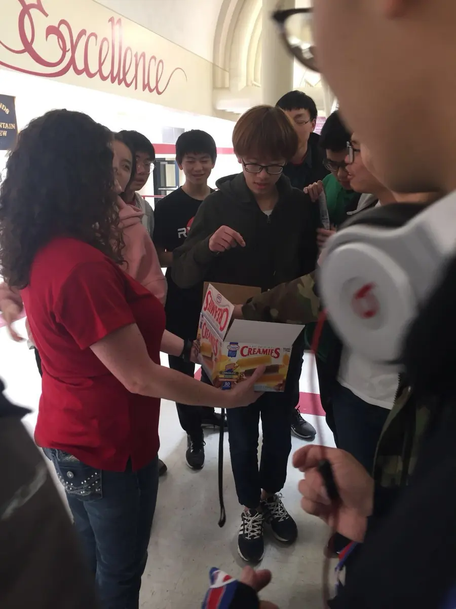 学生参观 Mountain View High School 的科学项目或课程作品展示