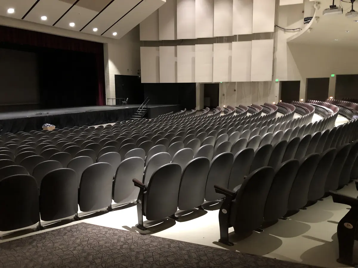 Mountain View High School 校内礼堂与大型活动座席