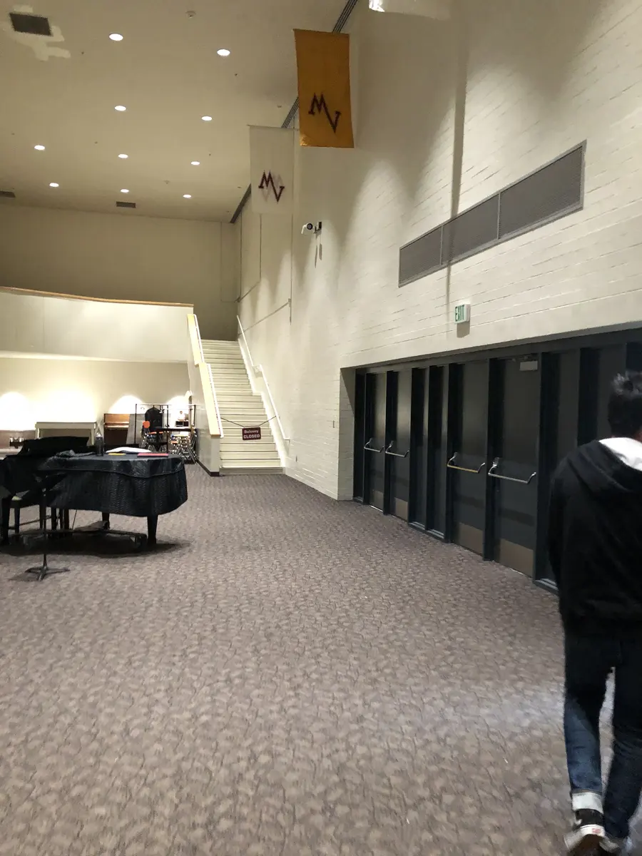 Mountain View High School 礼堂舞台侧区与活动设施
