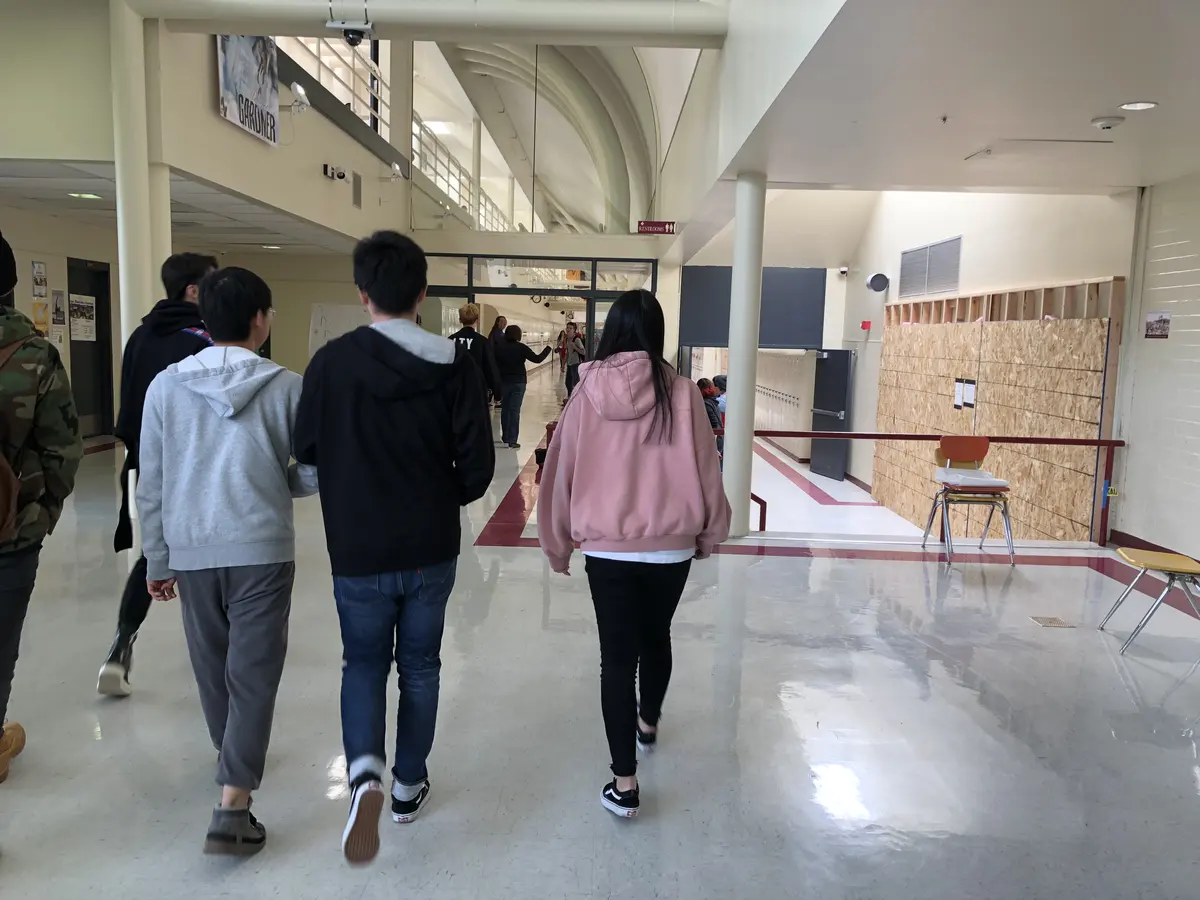 学生集体参观 Mountain View High School 教学楼