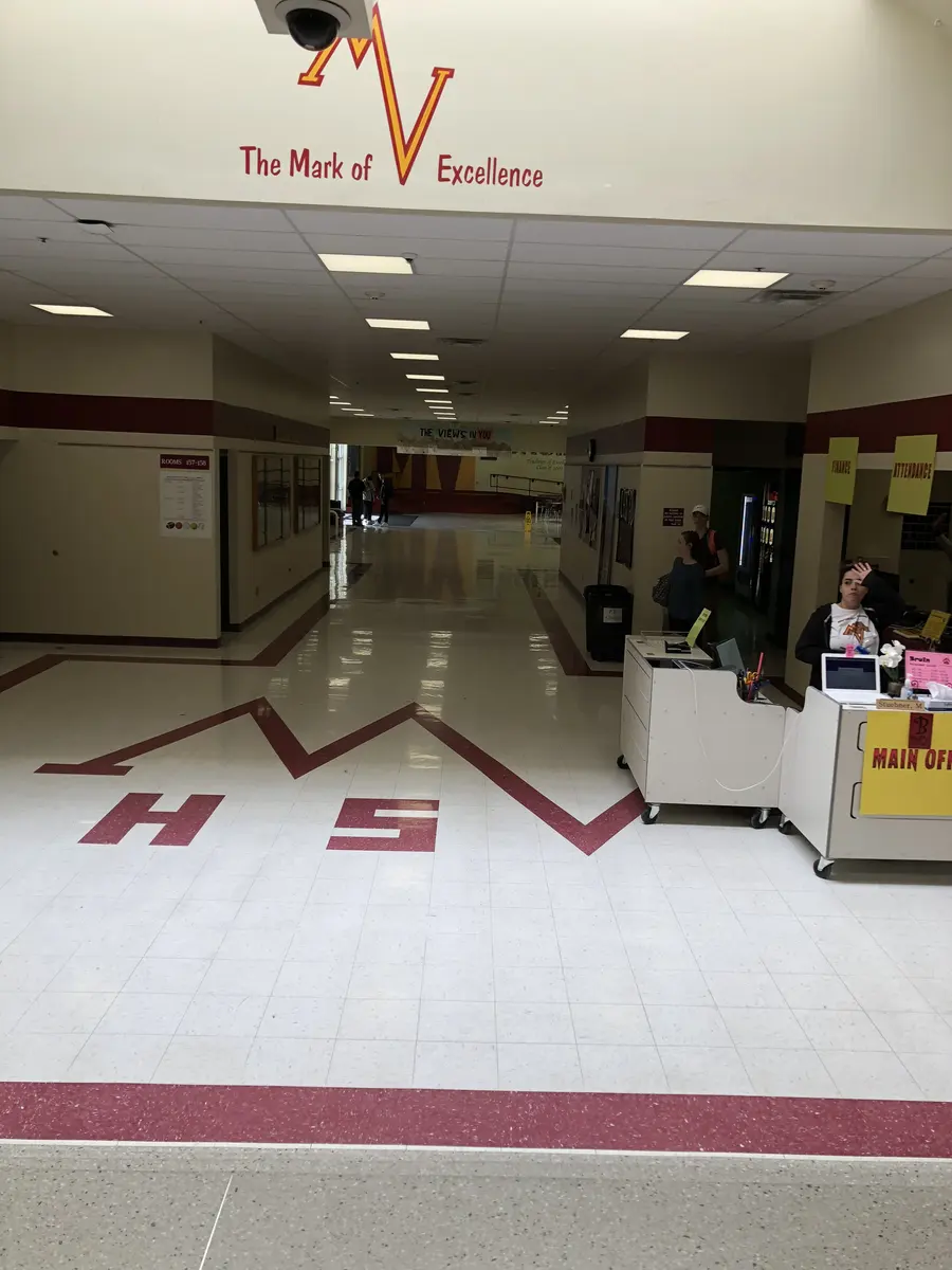Mountain View High School 主大厅与校园接待区域