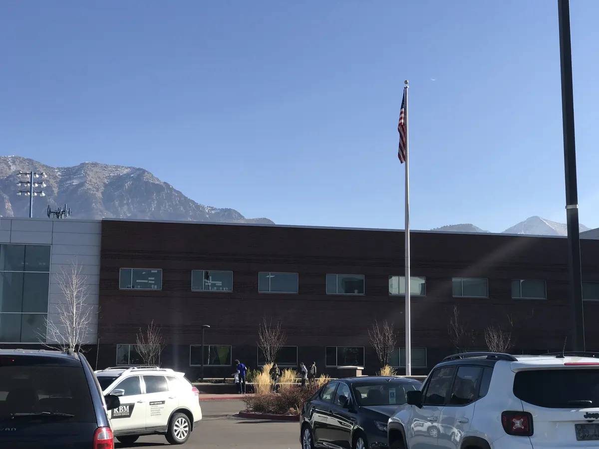 Orem High School教学楼与犹他州山景
