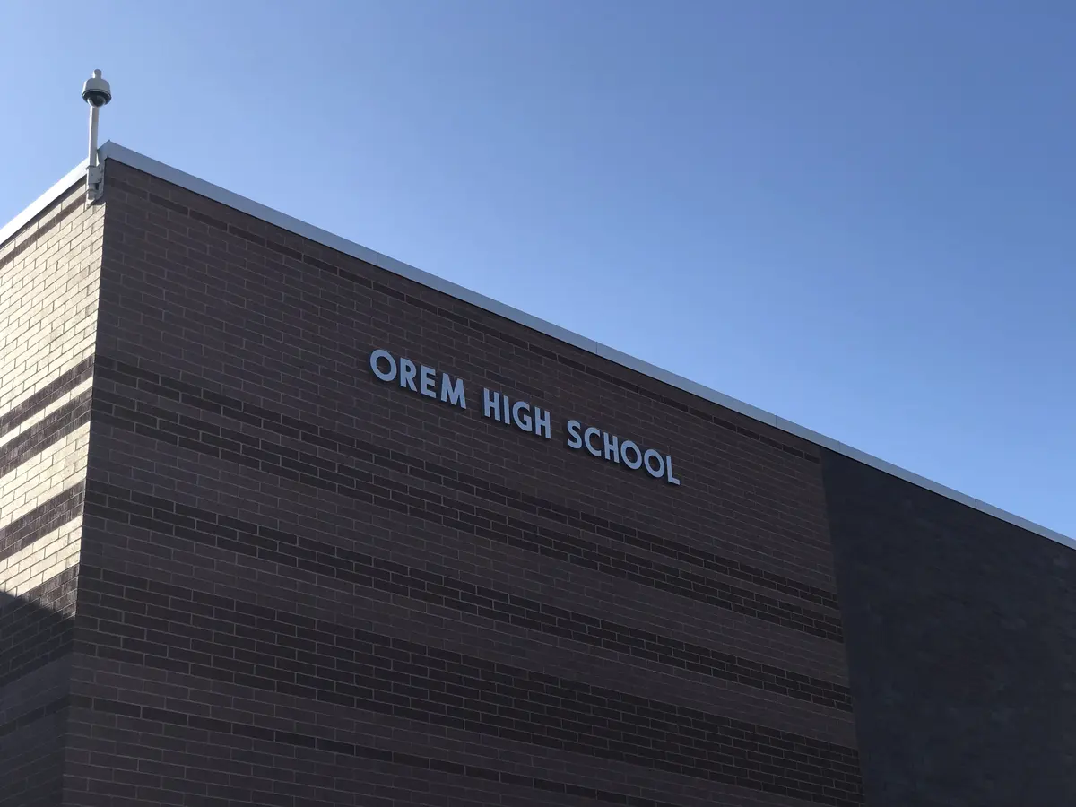 Orem High School教学楼外墙与校名