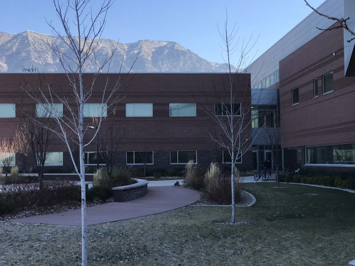 Orem High School教学楼内院与山景