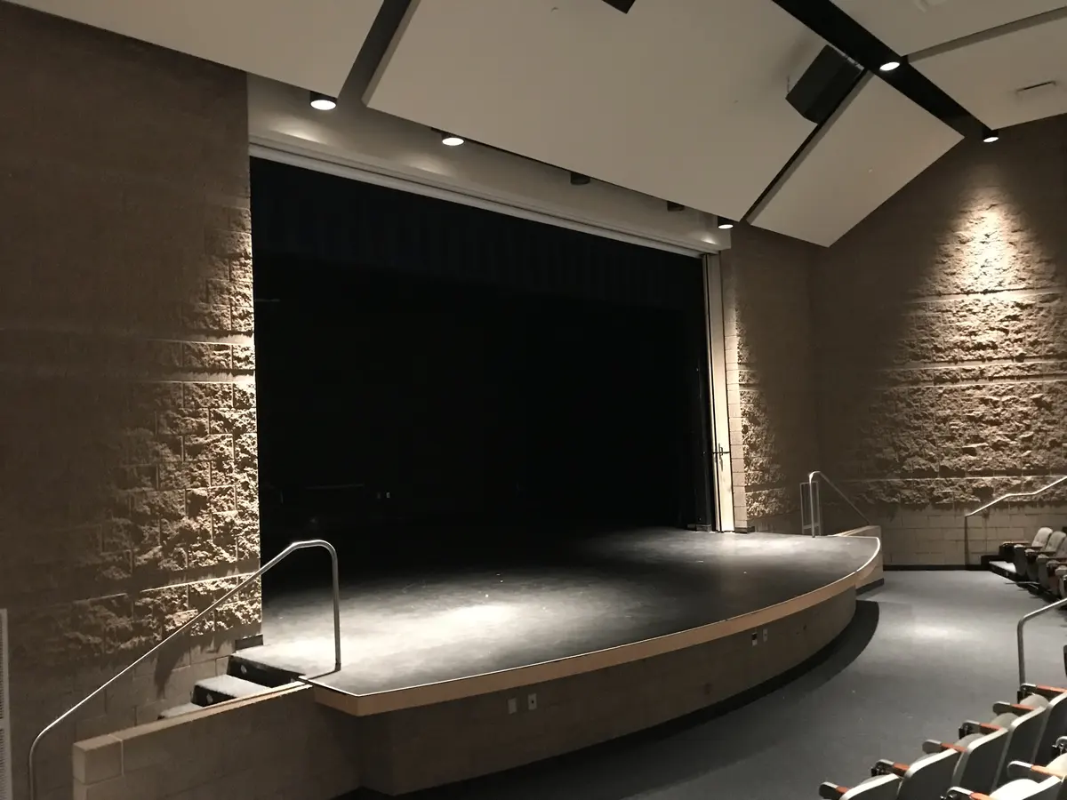 Orem High School 礼堂舞台与活动空间