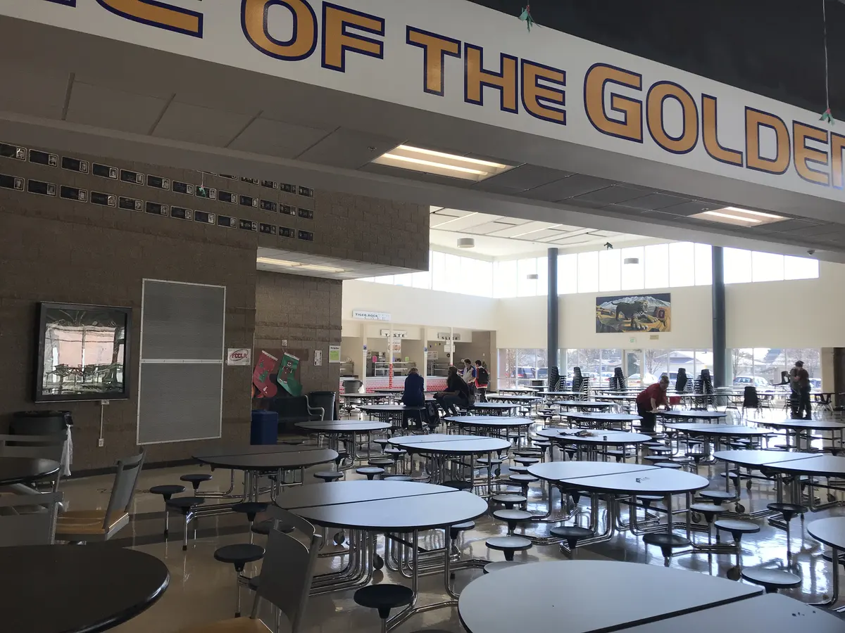 Orem High School 学生餐厅与公共活动空间