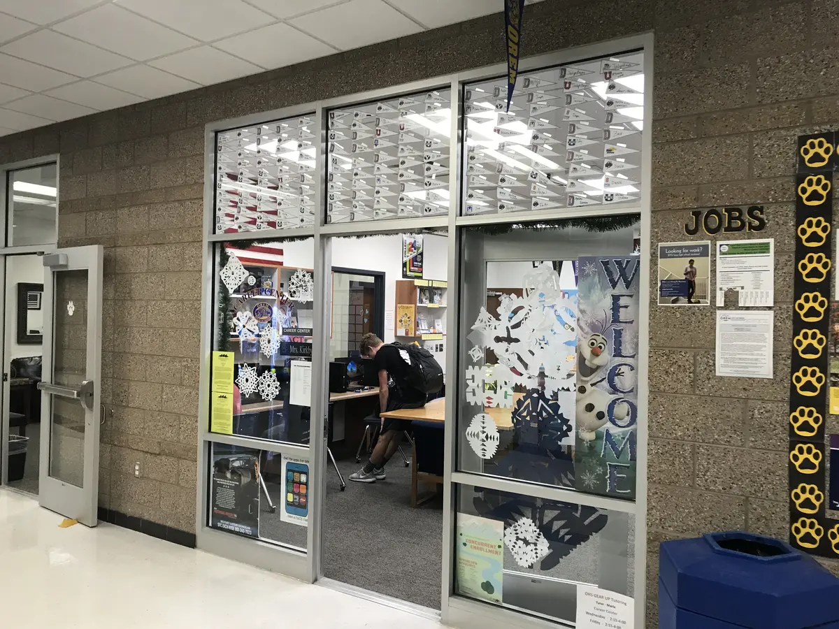 Orem High School 艺术课程与学生创作空间入口