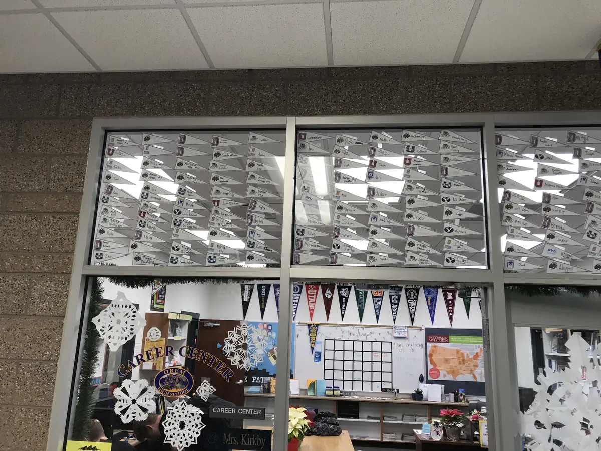 Orem High School 艺术课程教室与学生作品展示