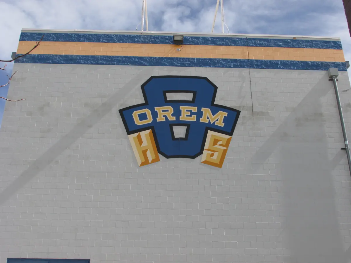 Orem High School体育馆墙面校徽