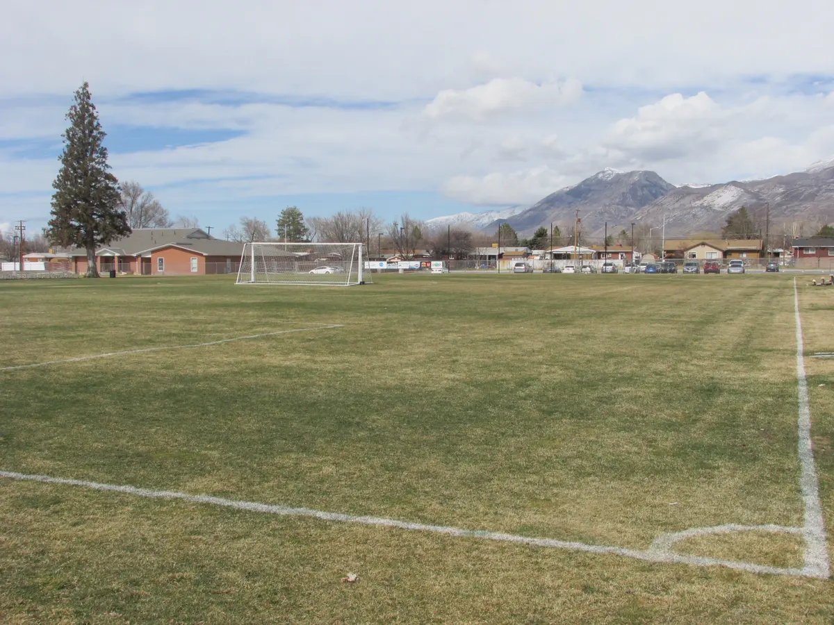 Orem High School 操场、教学建筑与犹他州山景