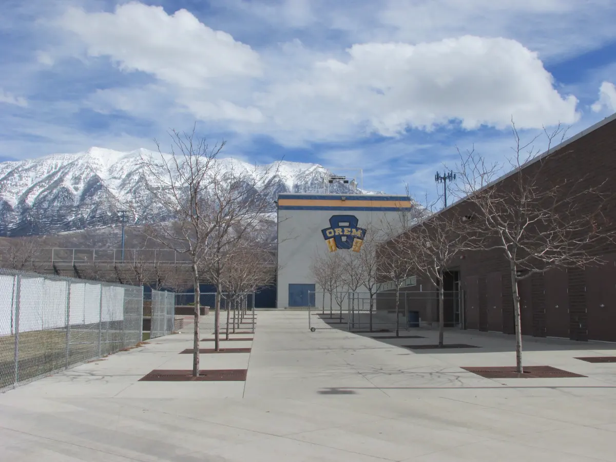 Orem High School 校舍、步道与雪山背景