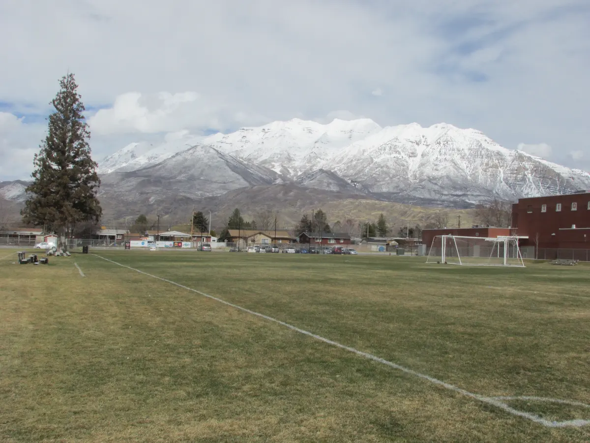 Orem High School 运动场、校舍与雪山全景