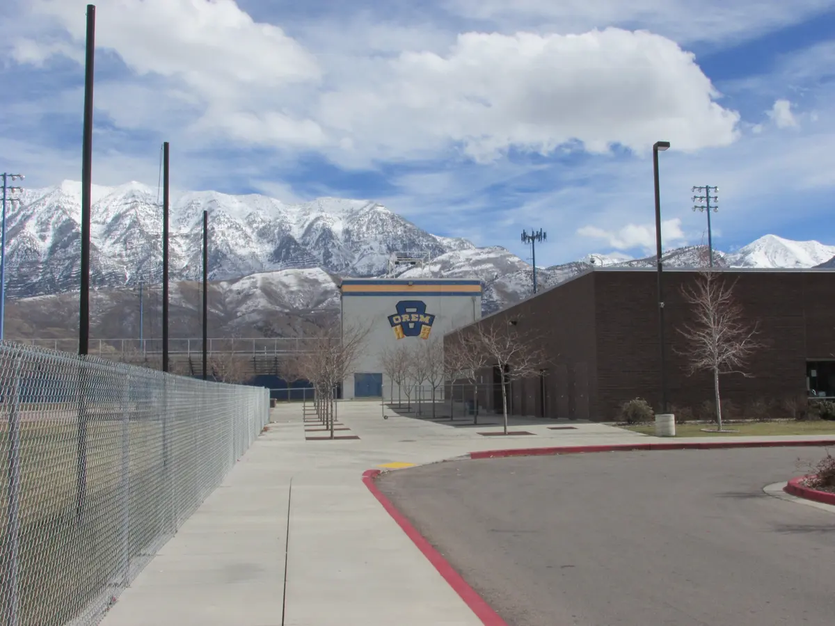 Orem High School 校舍入口、运动设施与雪山背景