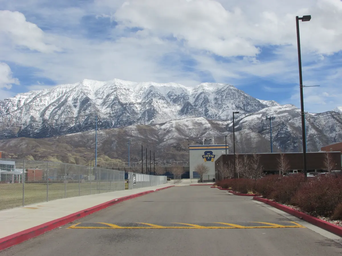 Orem High School 校园道路、教学建筑与雪山背景