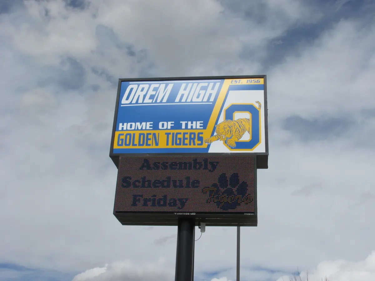 Orem High School 校园电子信息牌与学校标识