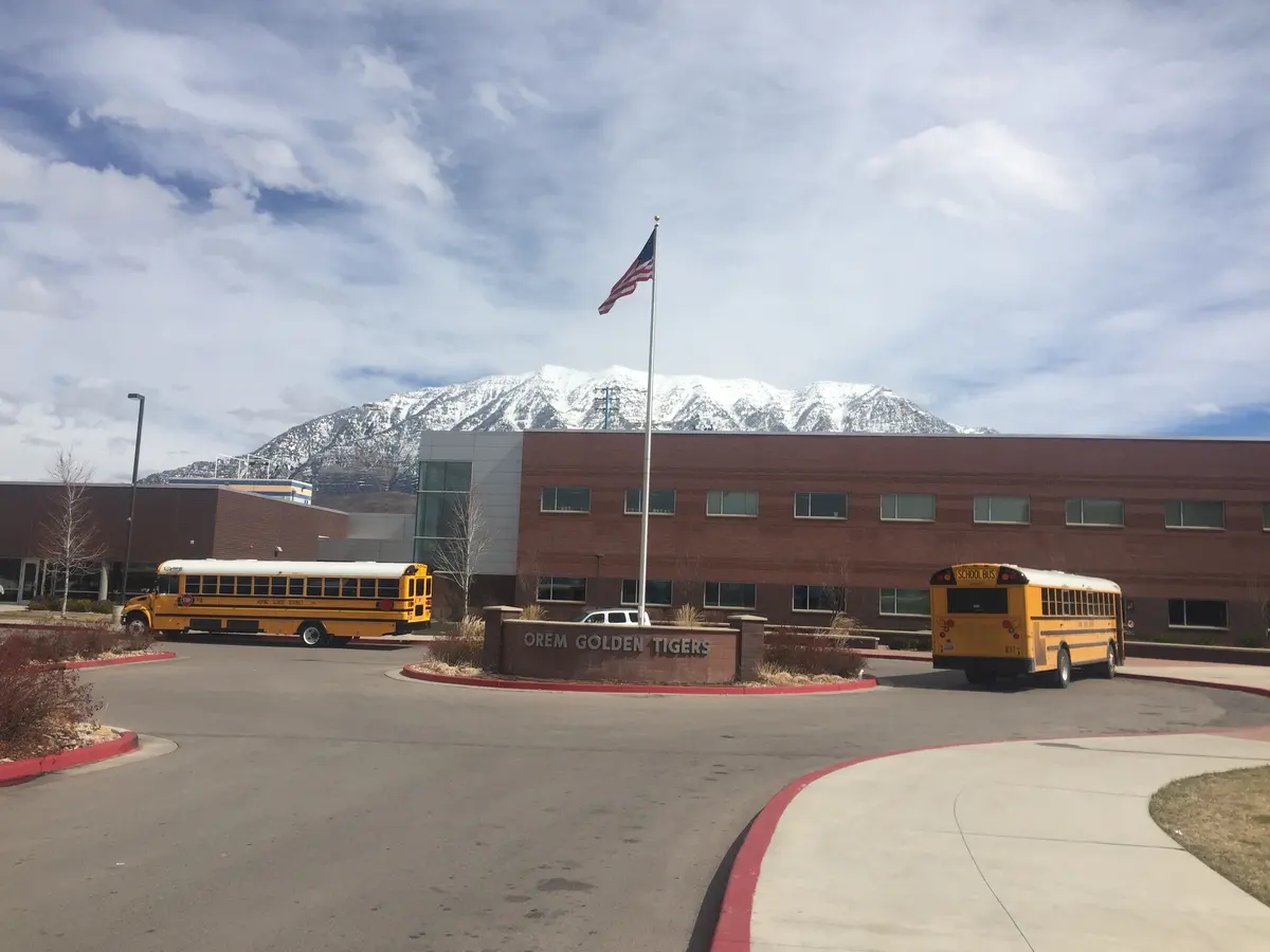 Orem High School 校舍、校车与雪山校园环境