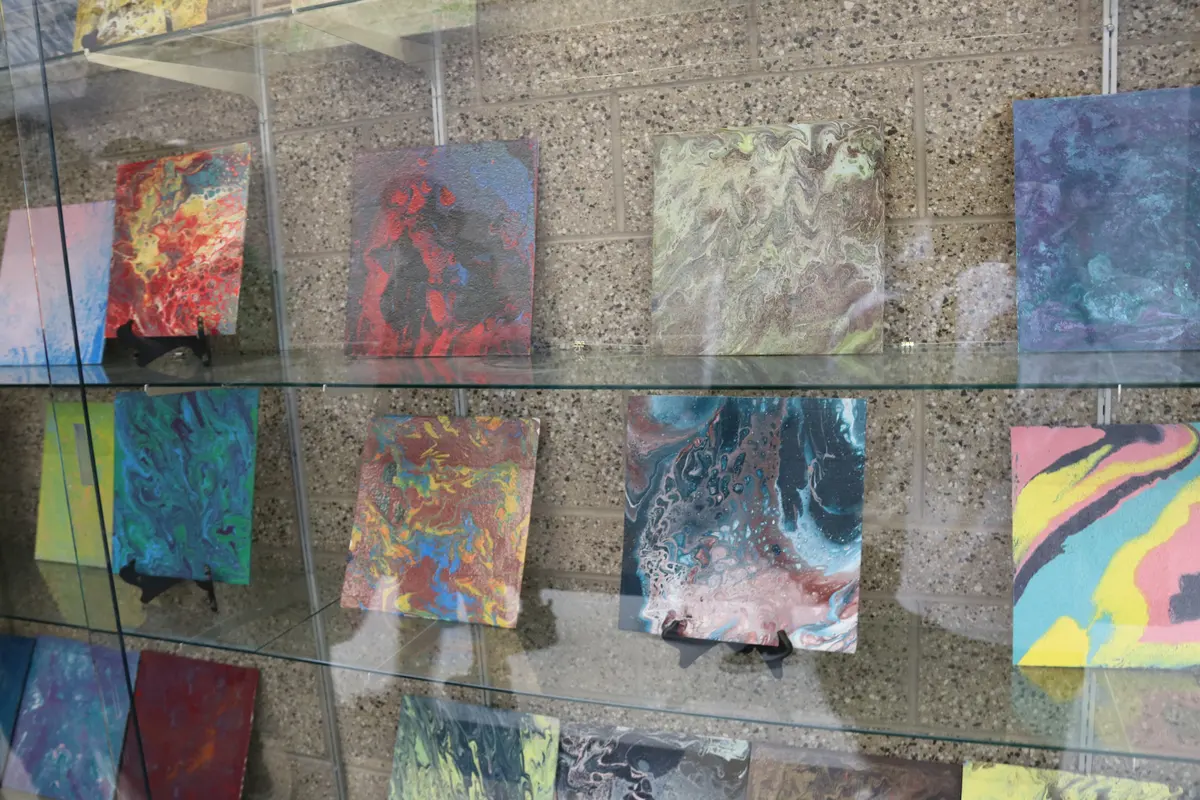 Orem High School 学生艺术作品展示墙