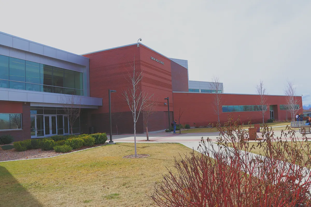 Orem High School 教学楼与校园草地