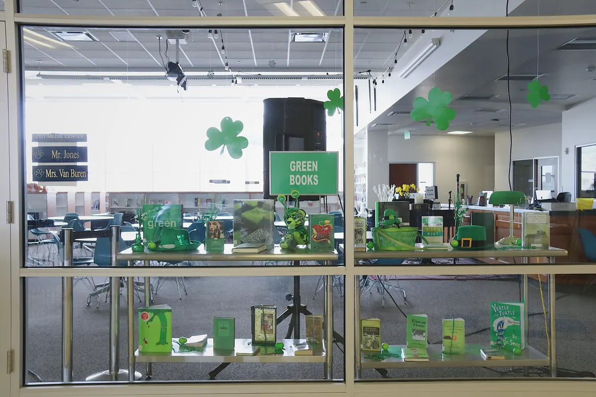Orem High School 学生项目与绿色主题作品展示柜