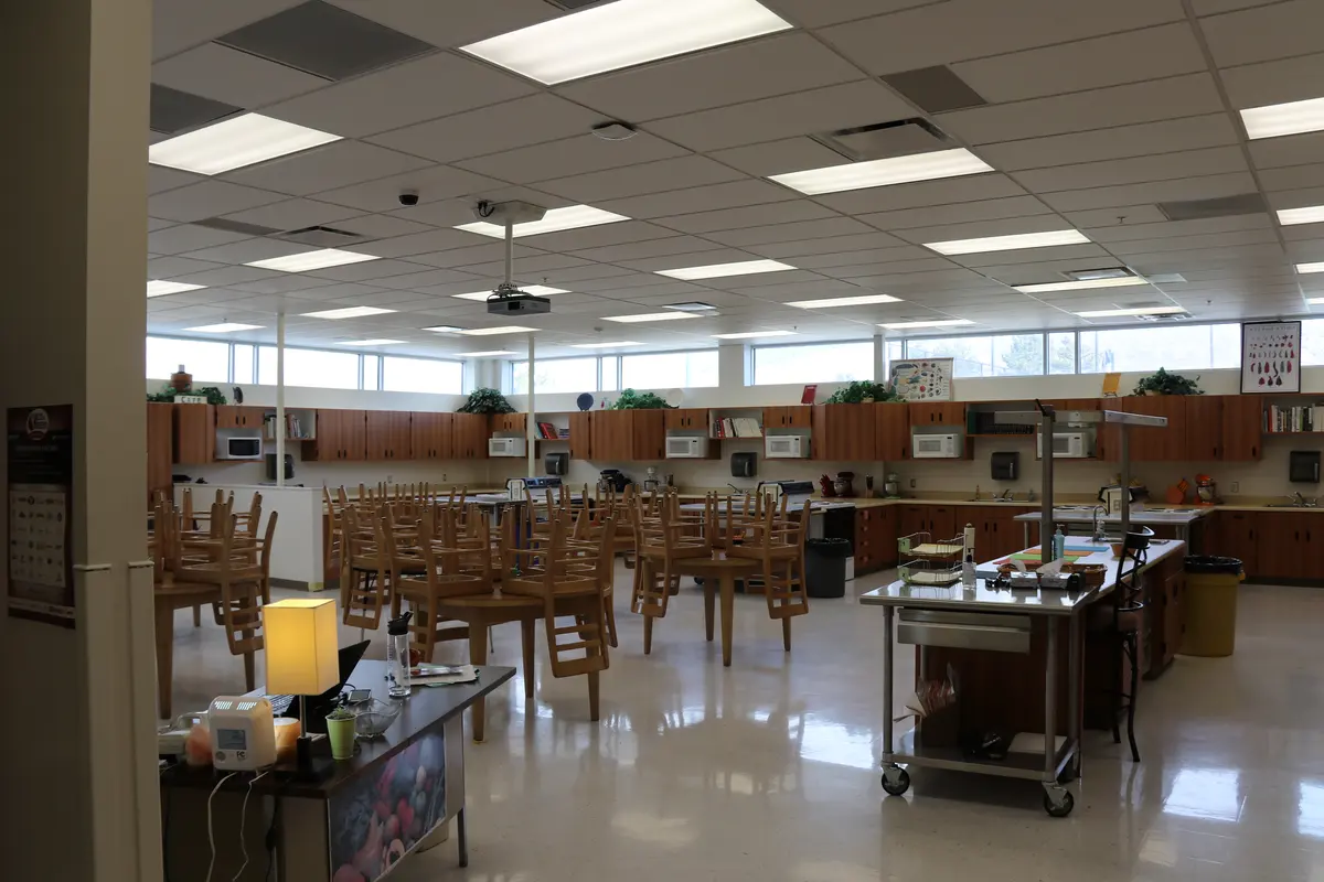 Orem High School 图书馆、餐厅或学生公共学习空间