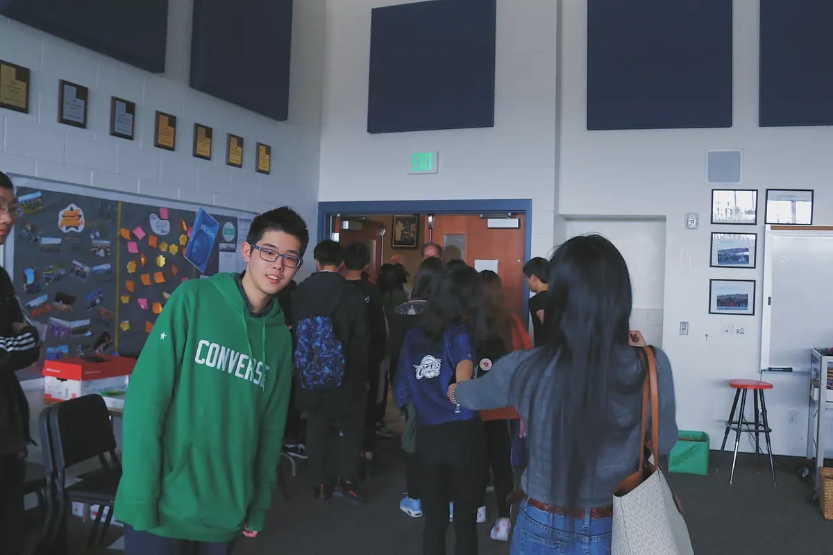 Orem High School 学生在校园活动空间交流