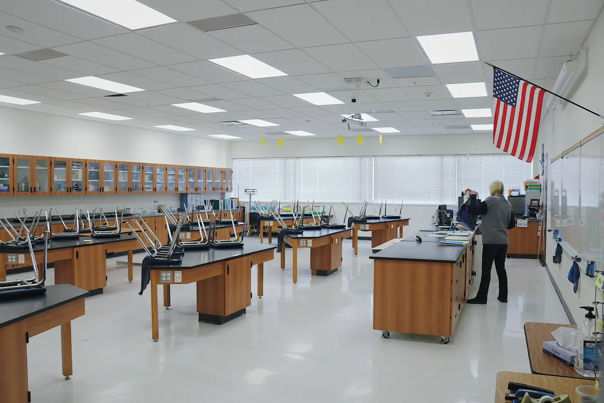 Orem High School 科学实验教室与课程设备