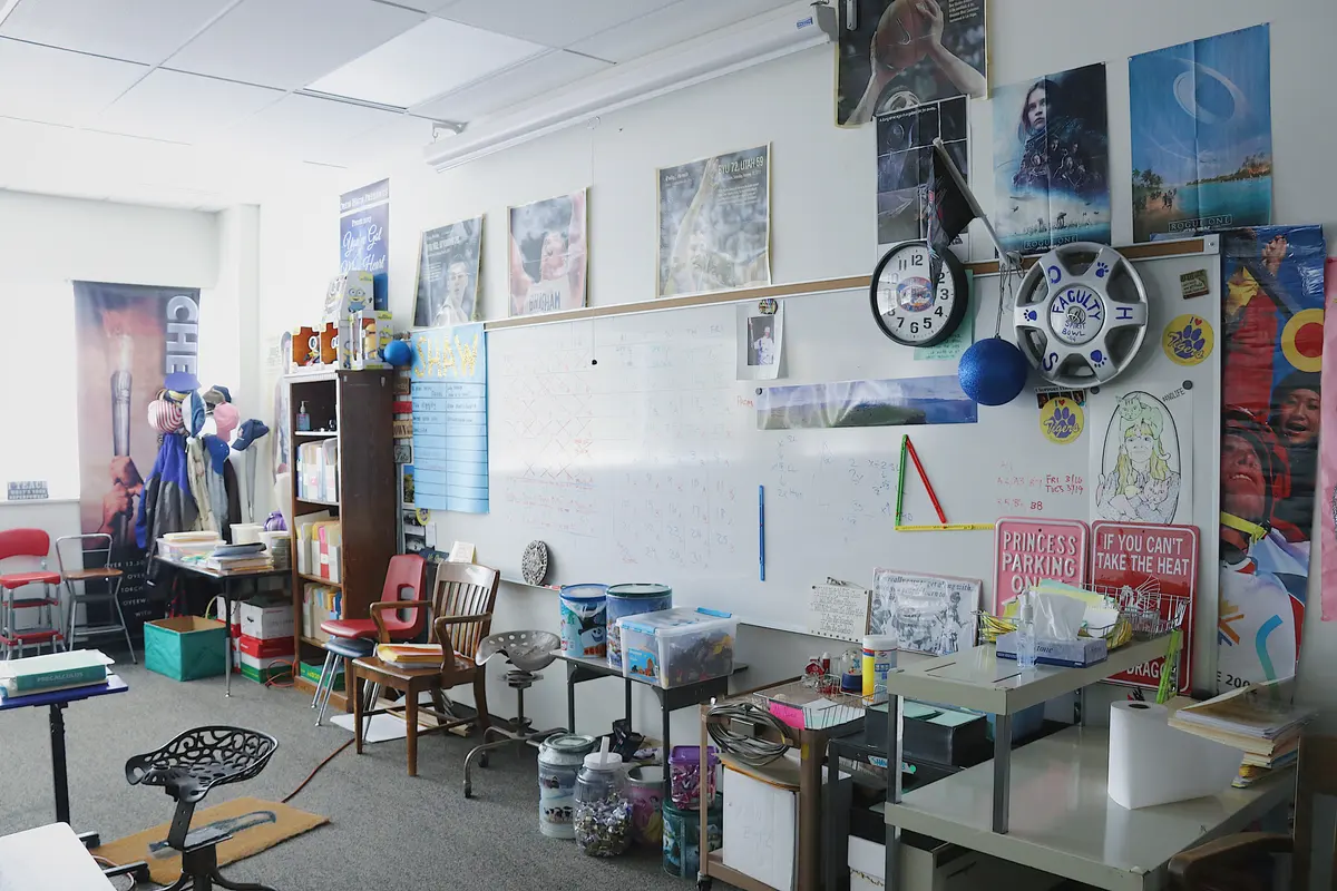 Orem High School 艺术或综合课程教室与学生作品