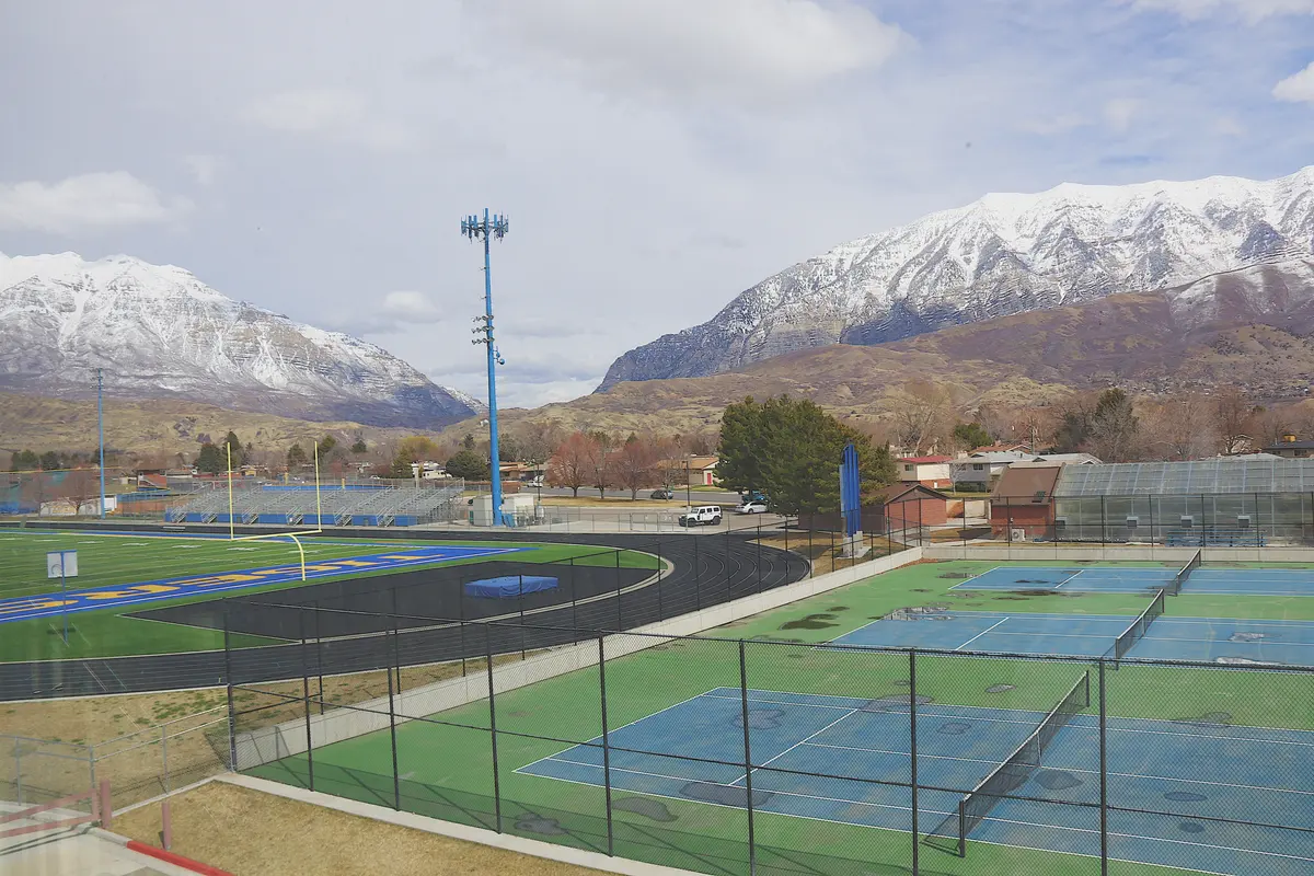 Orem High School 户外田径场、球场与雪山背景