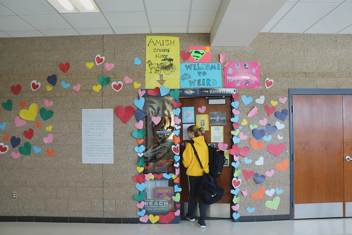Orem High School 教师与节日主题装饰教室