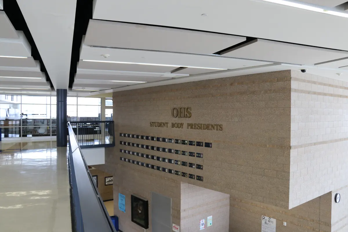 Orem High School 校园大厅、校友砖墙与公共空间
