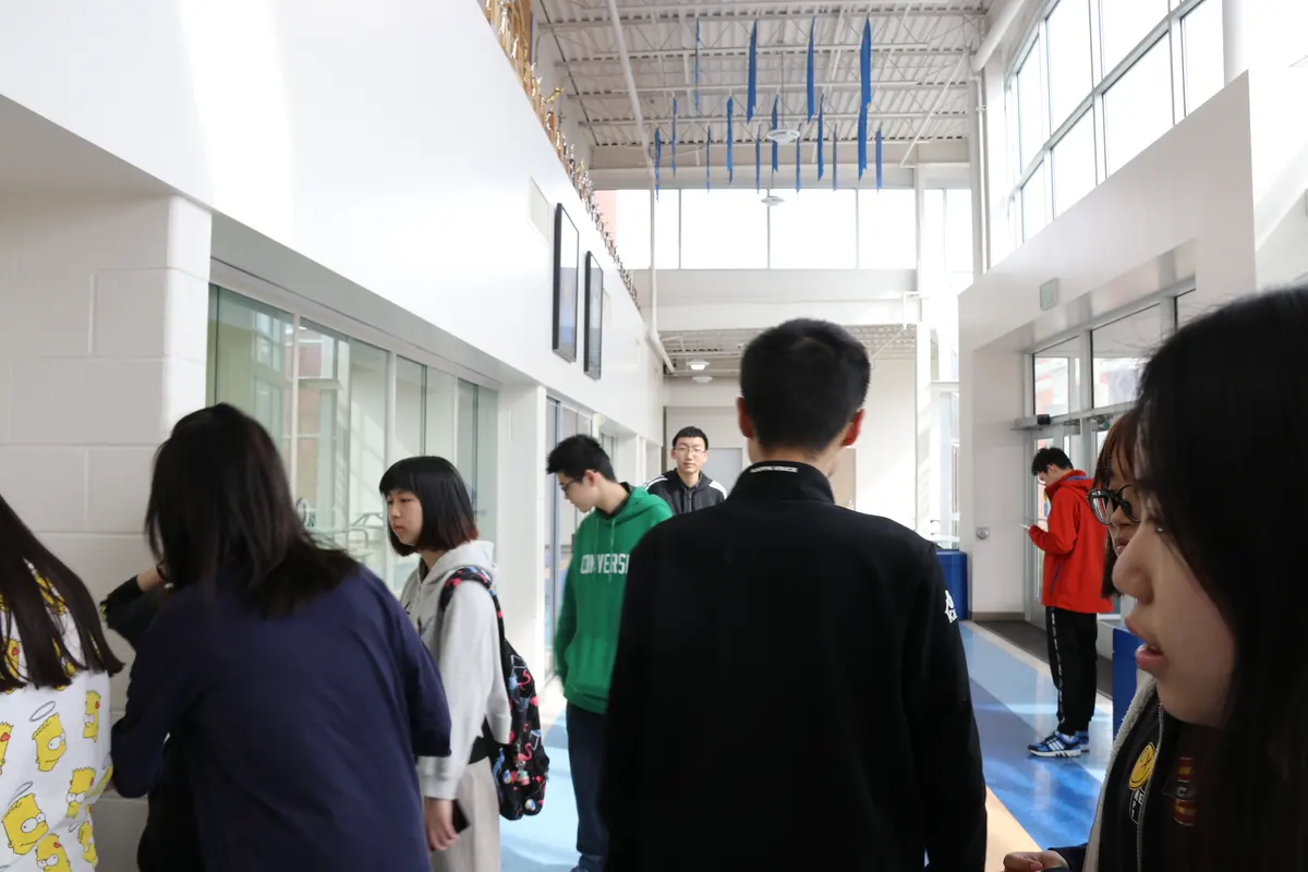 学生在 Orem High School 明亮的教学楼走廊内活动