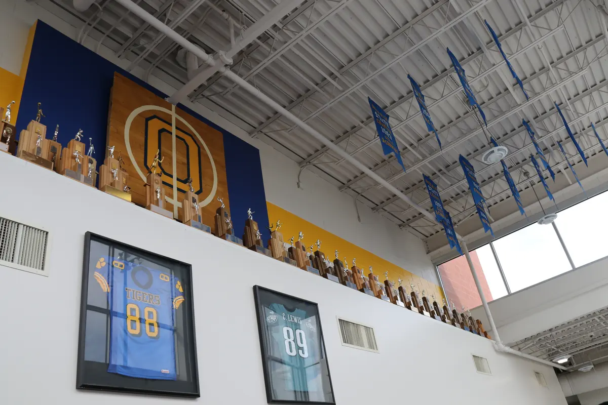 Orem High School 体育馆内的校队荣誉与球衣展示