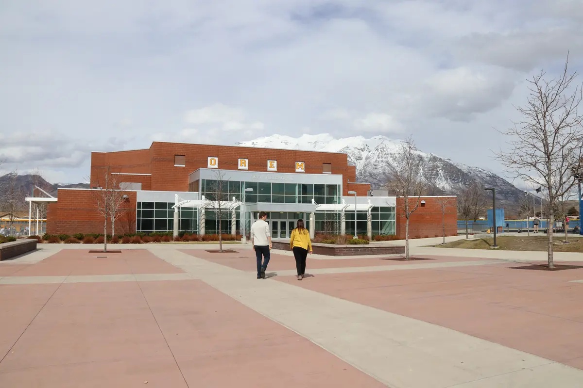 Orem High School 校园广场、教学楼与雪山环境