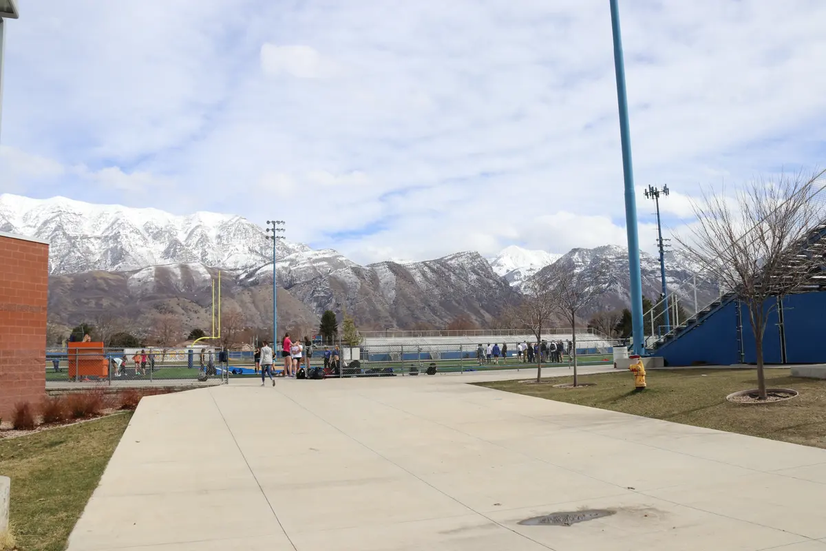 Orem High School 操场、教学楼与雪山校园环境