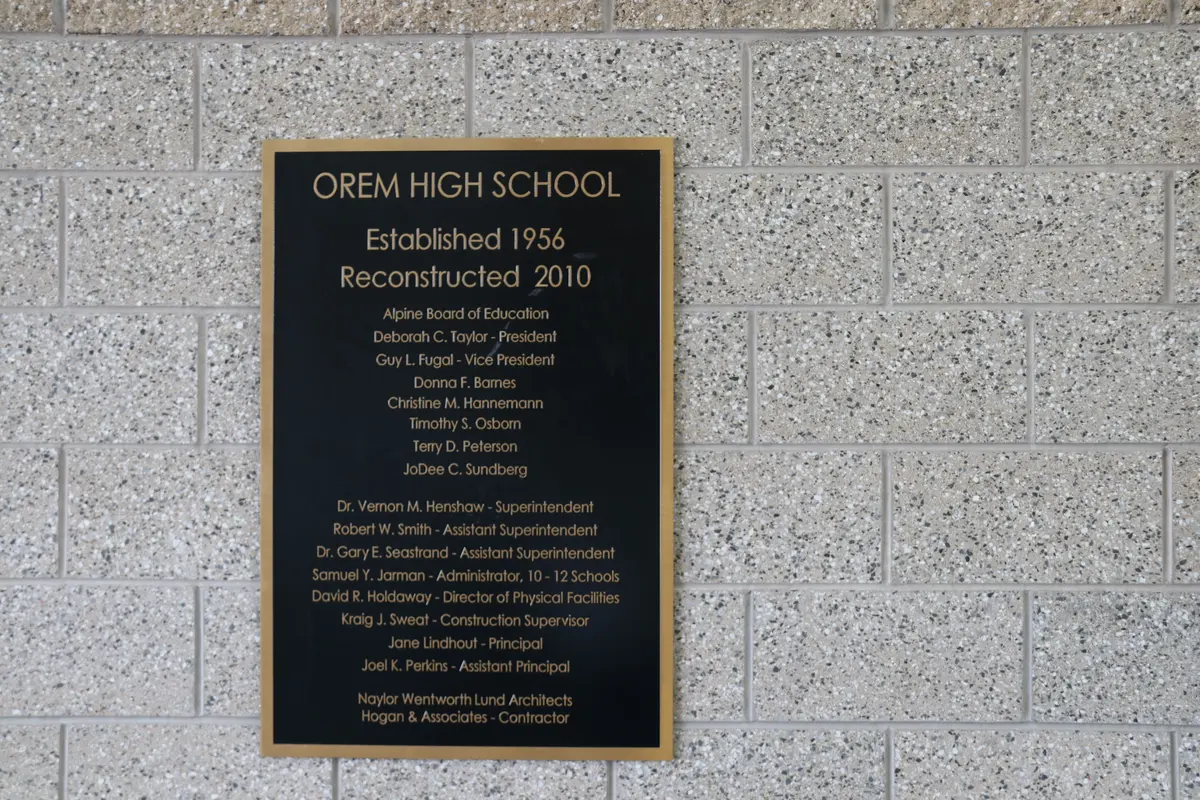 Orem High School 建校与认证信息牌