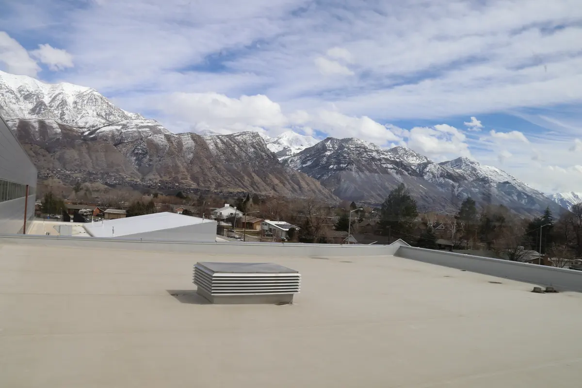 美国高中校园与雪山环境