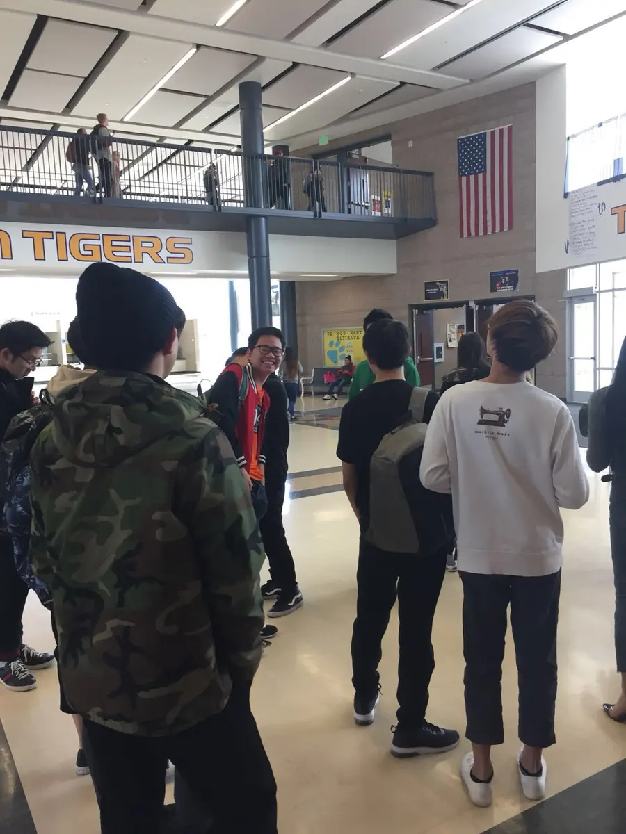 学生团队参观美国高中校园与体育设施