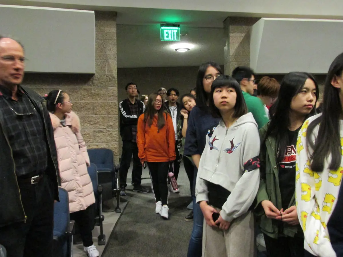 学生团队参观美国高中课程与校园空间