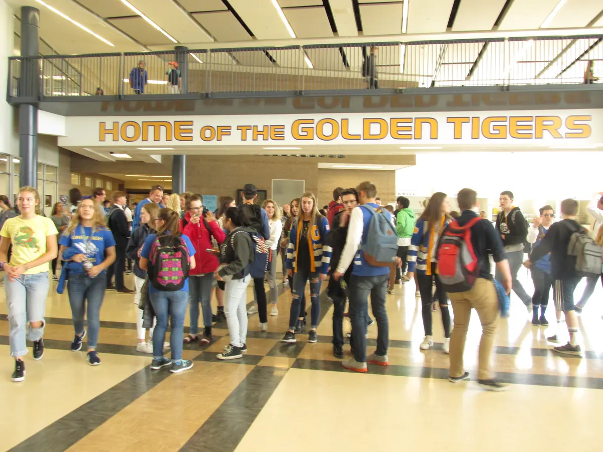 学生团队参观 Orem High School 校园大厅